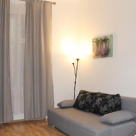 Modern Apartment Ve Smeckach 28 プラハ エクステリア 写真